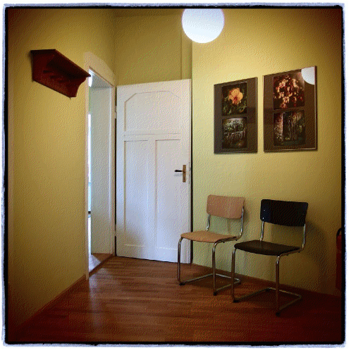 Blick in das Wartezimmer mit 2 Stühlen